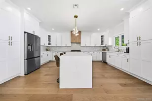 9 Vista Ln, Levittown, NY 11756 - Photo 11