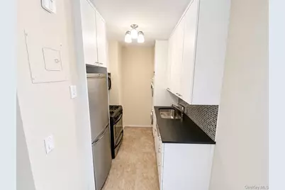 27110 Grand Central Parkway #2U, Floral Park, NY 11005 - Photo 5