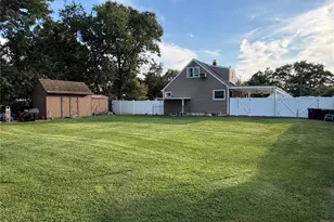 7 Crystal Ln, Brentwood, NY 11717 - Photo 5