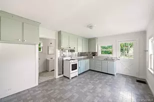 36 Railroad Ave, Center Moriches, NY 11934 - Photo 17