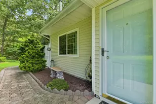 127 Farm House Ct, Manorville, NY 11949 - Photo 3