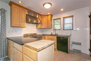11 Potters Ct, Great Neck, NY 11024 - Photo 7