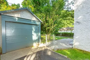11 Potters Ct, Great Neck, NY 11024 - Photo 15