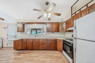 35 Gwendolyn Pl, East Islip, NY 11730 - Photo 7