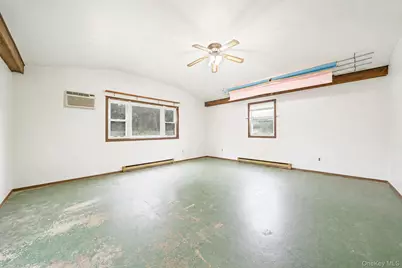 35 Gwendolyn Place, East Islip, NY 11730 - Photo 9