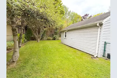 257-14 Pembroke Avenue, Great Neck, NY 11020 - Photo 19