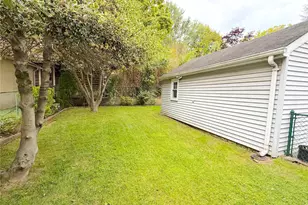 25714 Pembroke Ave, Great Neck, NY 11020 - Photo 19