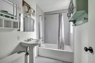 2 Townhouse Pl, Great Neck, NY 11021 - Photo 13