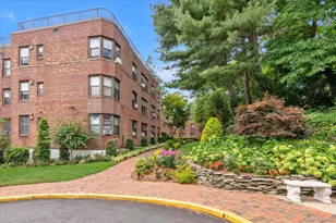 2 Townhouse Pl, Great Neck, NY 11021 - Photo 17