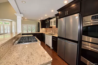 100 Edgewood Avenue, Smithtown, NY 11787 - Photo 25
