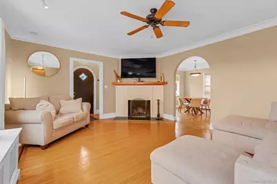 21 Hampton Avenue, Albertson, NY 11507 - Photo 3