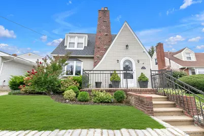 21 Hampton Avenue, Albertson, NY 11507 - Photo 1