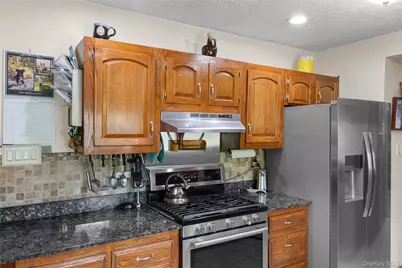 24 Yosemite Lane, Coram, NY 11727 - Photo 15