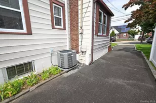 1073 Hancock Ave, Franklin Square, NY 11010 - Photo 25