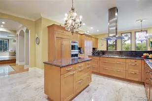 527 Manhasset Woods Rd, Manhasset, NY 11030 - Photo 17