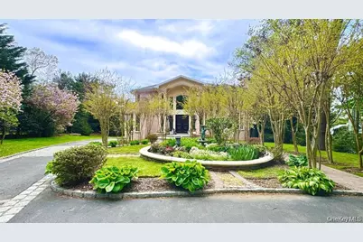 527 Manhasset Woods Road, Manhasset, NY 11030 - Photo 3