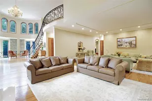 527 Manhasset Woods Rd, Manhasset, NY 11030 - Photo 9