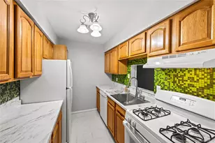 42 Pointe Cir S, Coram, NY 11727 - Photo 9