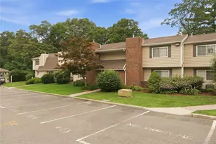 207 Lake Pointe Cir, Middle Island, NY 11953 - Photo 5