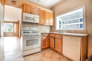 916 Hollywood Ave, Bronx, NY 10465 - Photo 7