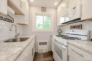 346 Edmunton Dr, North Babylon, NY 11703 - Photo 5