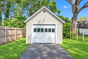 16 Grove St, Lindenhurst, NY 11757 - Photo 5