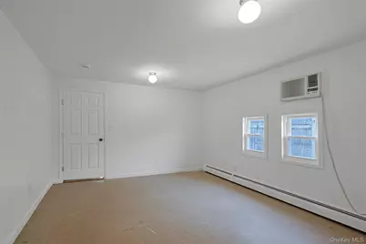 82 Lantern Road, Hicksville, NY 11801 - Photo 13