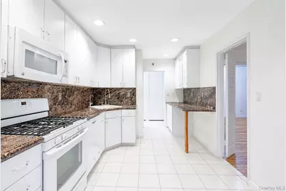 25 Chapel Place #2M, Great Neck, NY 11021 - Photo 11