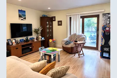 263 N 3rd Avenue, Bay Shore, NY 11706 - Photo 5