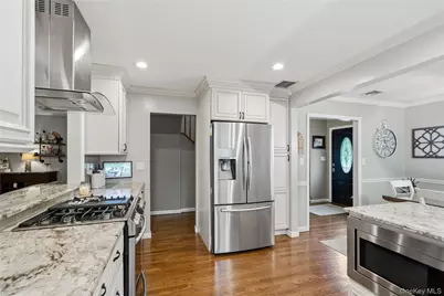 29 Hy Place, Lake Grove, NY 11755 - Photo 11