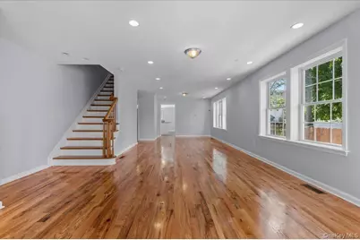 911 Hicksville Road, Far Rockaway, NY 11691 - Photo 3