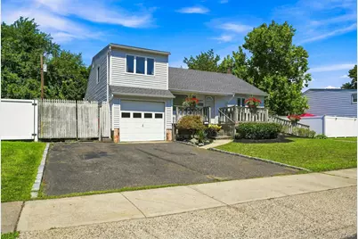 3905 Clove Court, Seaford, NY 11783 - Photo 3