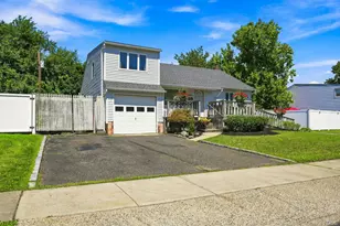 3905 Clove Ct, Seaford, NY 11783 - Photo 3