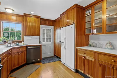 60 Livingston Avenue, Valhalla, NY 10595 - Photo 11