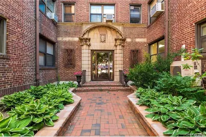 7 Bond Street #3B, Great Neck, NY 11021 - Photo 1