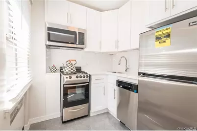 7 Bond Street #3B, Great Neck, NY 11021 - Photo 5