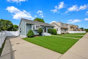 292 Roosevelt Ave, Freeport, NY 11520 - Photo 3