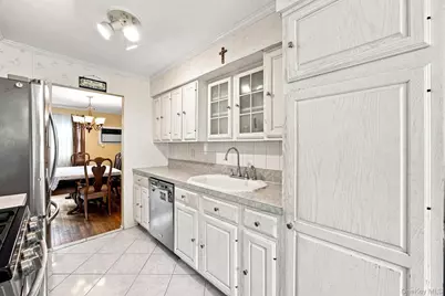5 Conway Court, Glen Cove, NY 11542 - Photo 11