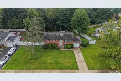 12 Bennington Place, Wheatley Heights, NY 11798 - Photo 1