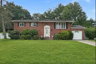 12 Bennington Pl, Wheatley Heights, NY 11798 - Photo 3