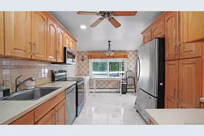 12 Bennington Place, Wheatley Heights, NY 11798 - Photo 11