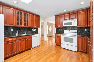 3 Barnsley Crescent, Mount Sinai, NY 11766 - Photo 11