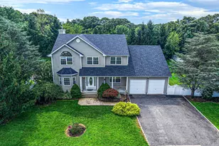 18 Woodridge Ln, Coram, NY 11727 - Photo 5