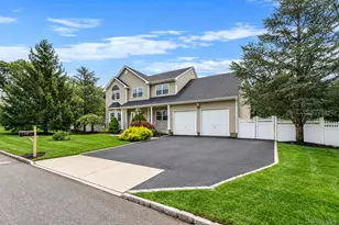 18 Woodridge Ln, Coram, NY 11727 - Photo 9