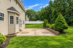 18 Woodridge Ln, Coram, NY 11727 - Photo 11