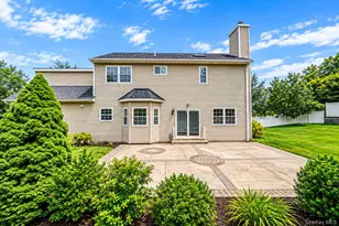 18 Woodridge Ln, Coram, NY 11727 - Photo 3