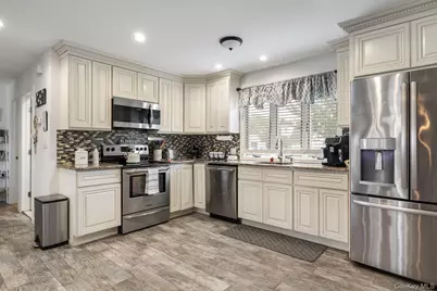 35 Magpie Lane, Levittown, NY 11756 - Photo 5