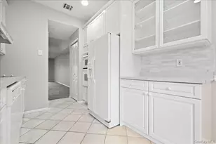 89 Windwatch Dr, Hauppauge, NY 11788 - Photo 7