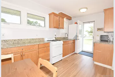 101 Phyllis Drive, Lindenhurst, NY 11757 - Photo 15