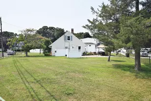 101 Phyllis Dr, Lindenhurst, NY 11757 - Photo 3